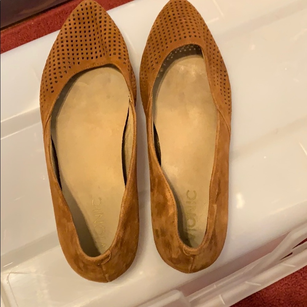 Vionic brown suede flats